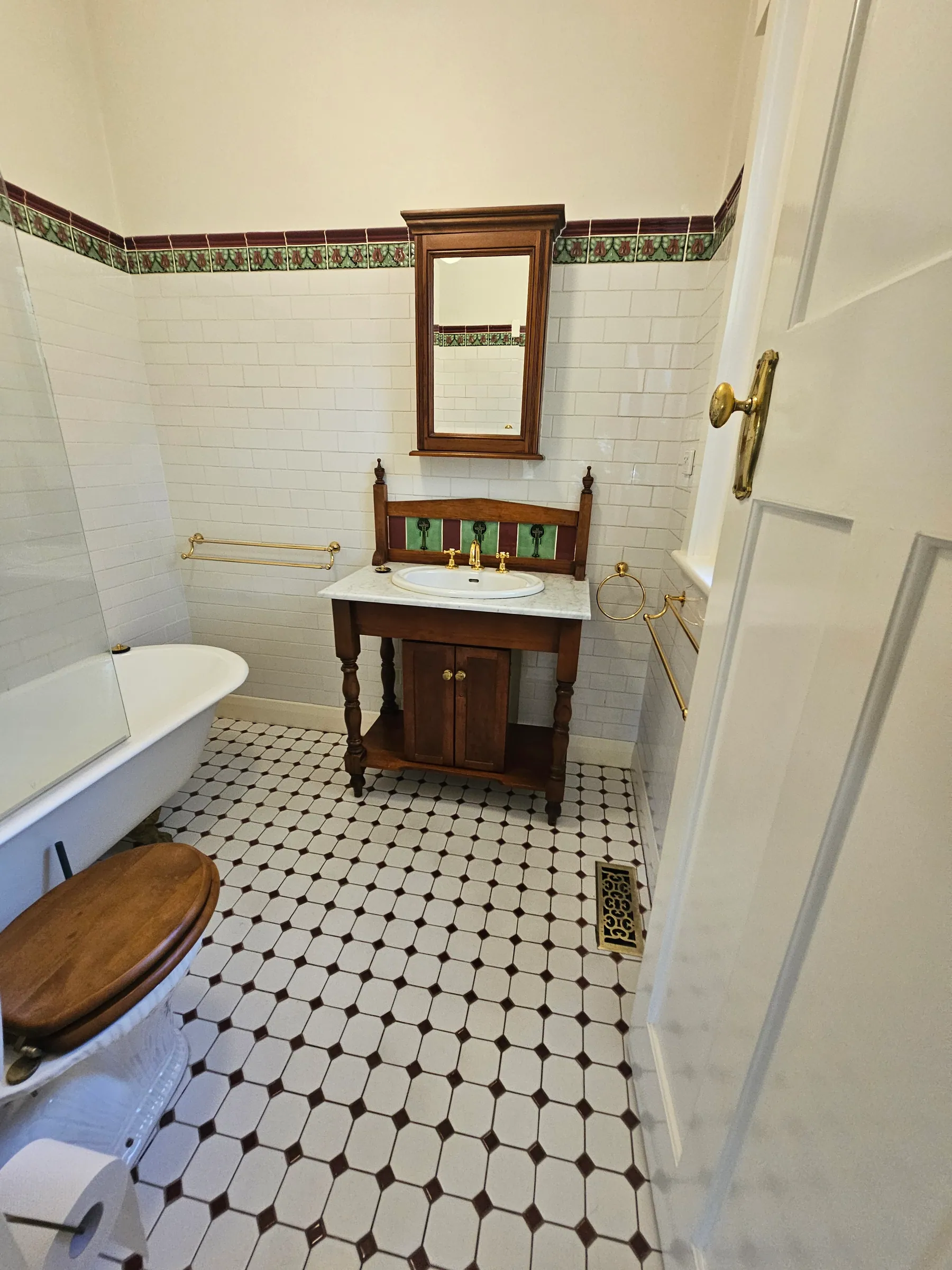 The ensuite, Murrumbeena before the renovation